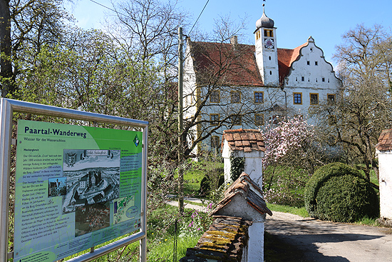 gleich nebenan der Ausblick auf das barocke Schloss Haslangkreit - dort f&uuml;hrt auch der Paartal-Wanderweg entlang der mittleren Paar  vorbei (&copy;Foto. Martin Schmitz)